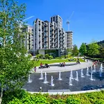 Chic Westfield Retreat - Two Bedroom Two Bathroom Luxury Stay In White City
