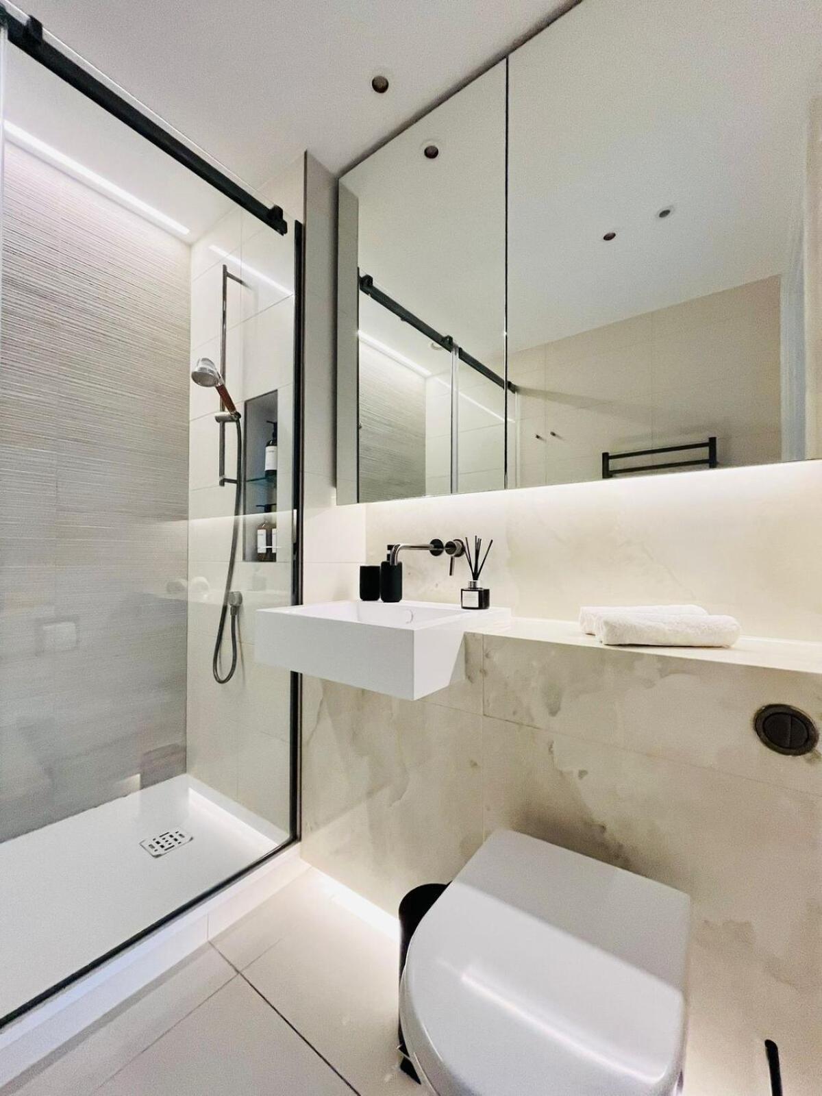 Chic Westfield Retreat - Two Bedroom Two Bathroom Luxury In White Apartment London