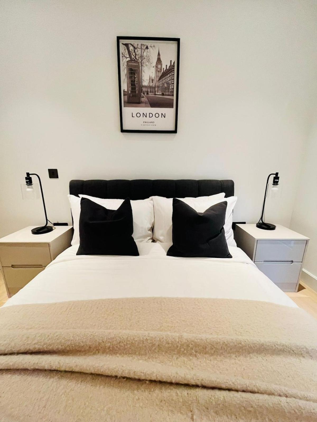 Chic Westfield Retreat - Two Bedroom Two Bathroom Luxury In White Appartamento