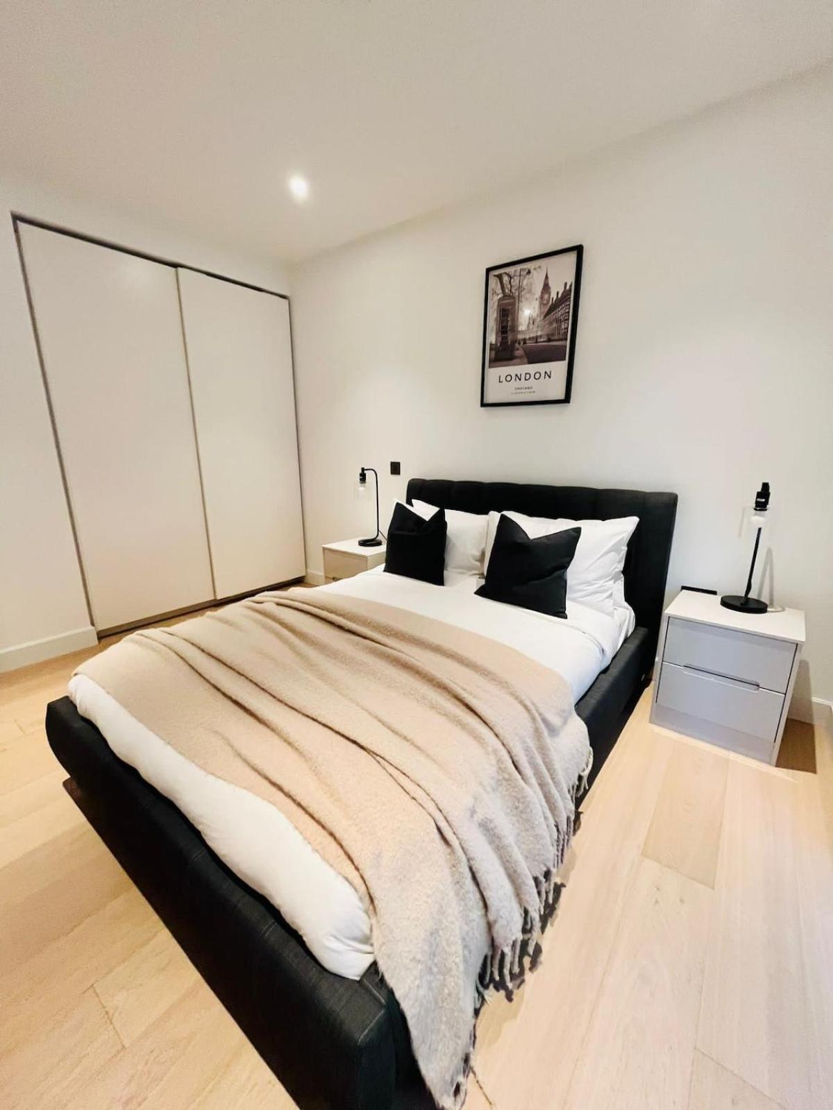 Chic Westfield Retreat - Two Bedroom Two Bathroom Luxury In White Apartment