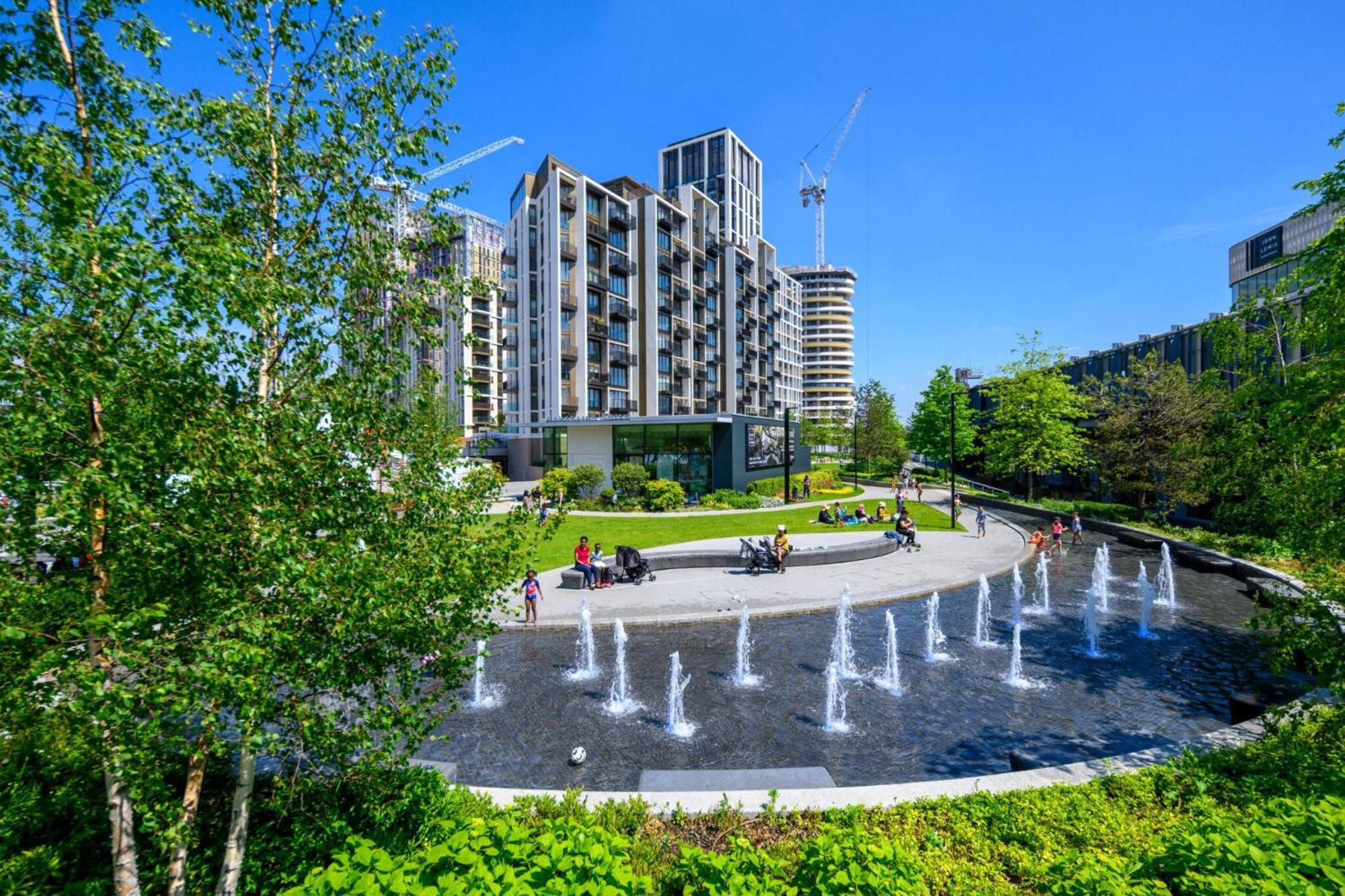 Chic Westfield Retreat - Two Bedroom Two Bathroom Luxury In White