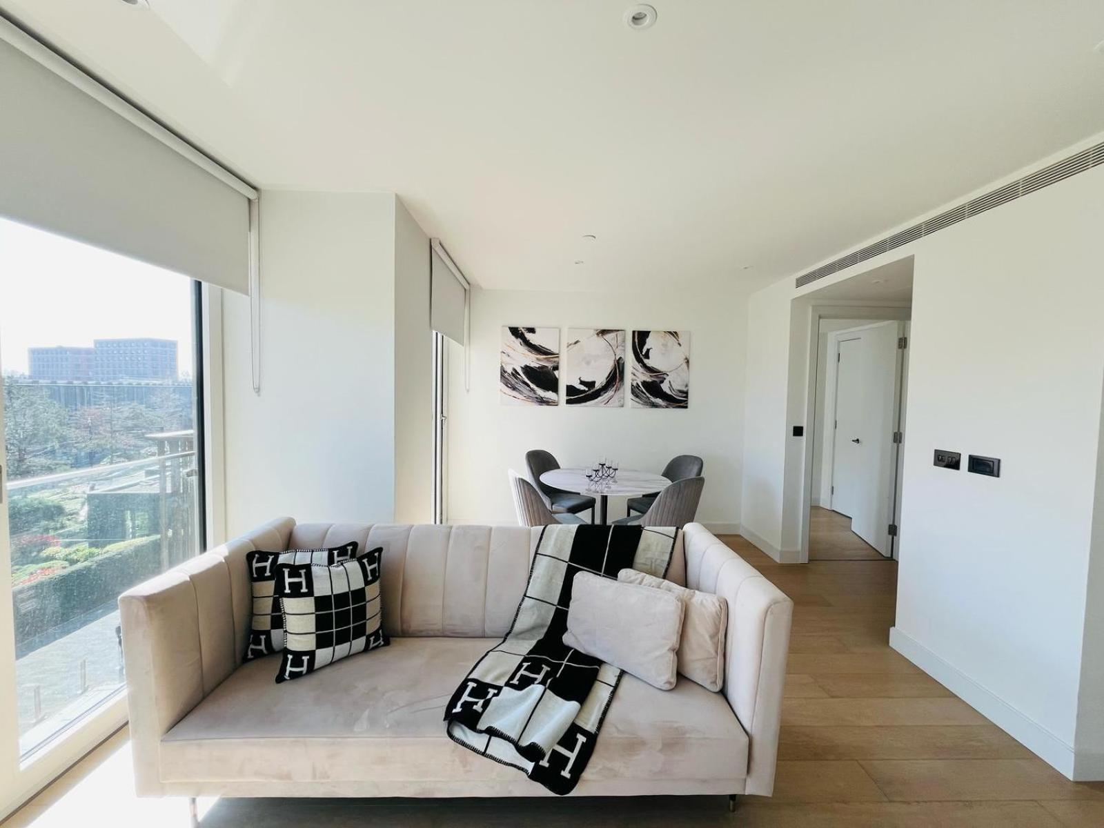 Chic Westfield Retreat - Two Bedroom Two Bathroom Luxury In White Apartment London