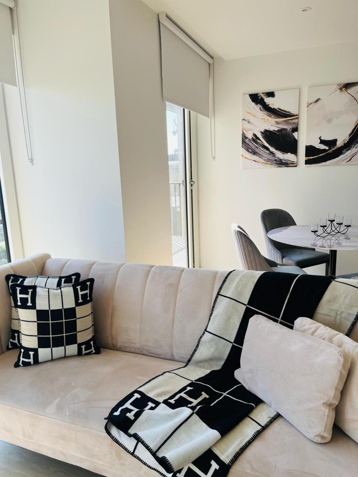 Chic Westfield Retreat - Two Bedroom Two Bathroom Luxury In White *